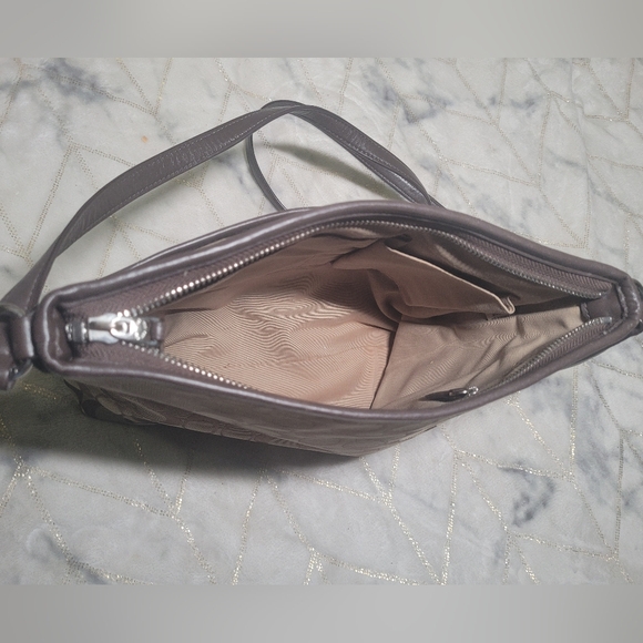 Coach’s cross body in medium size is a stylish and practical handbag - Picture 4 of 7